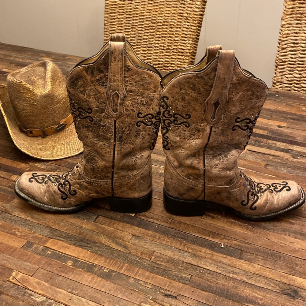 Corral Cowboy Boots with Design/Jewels - Picture 3 of 9